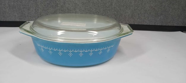 Pyrex Snowflake 2.5 Quart Casserole Dish