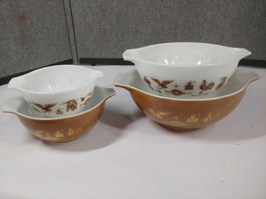 Early American Pyrex Nesting Bowl Set