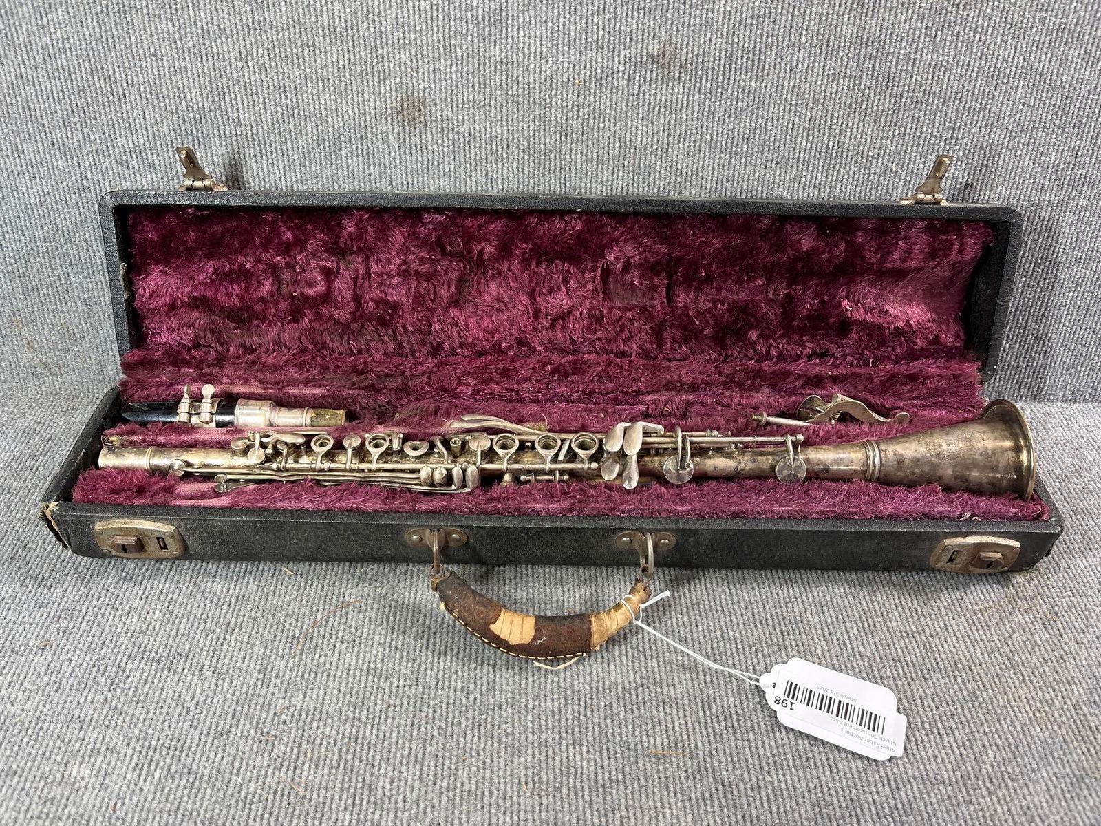 HN White Clarinet: Cleveland Ohio, missing several buttons. In felt lined case. Mouthpiece is included.