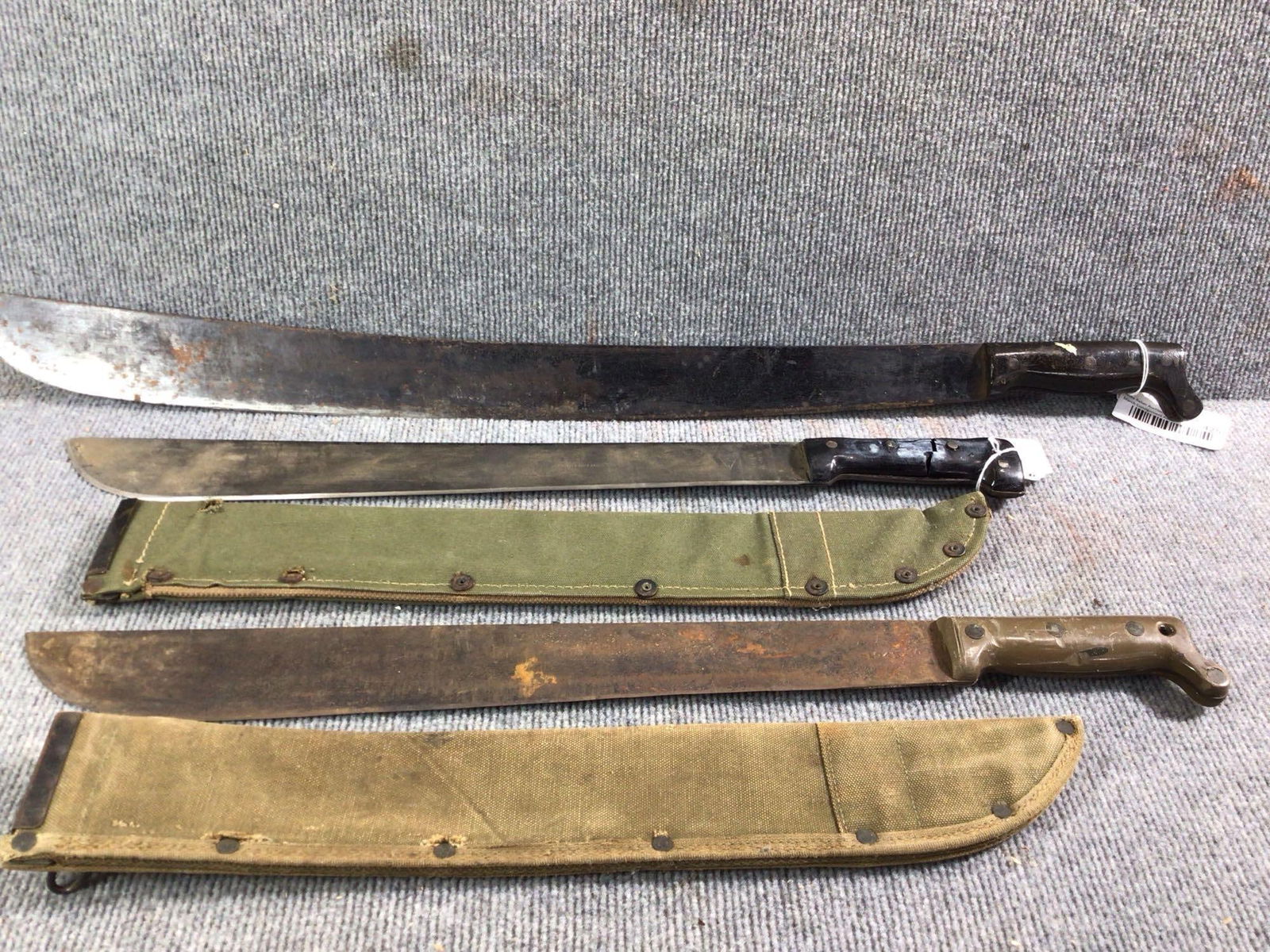3 WW2 US Machetes: 2 with sheaths, 25.5 and 19 inch blades. One handle shows a crack