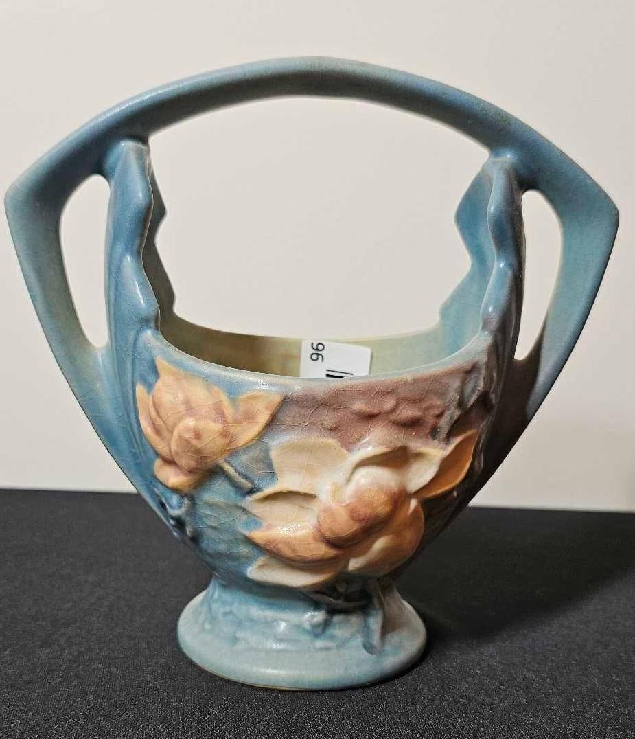 ROSEVILLE MAGNOLIA BLUE HANDLED BASKET: CA 1940'S 383-7. 7.5 X 7 IN. NO CHIPS OR CRACKS