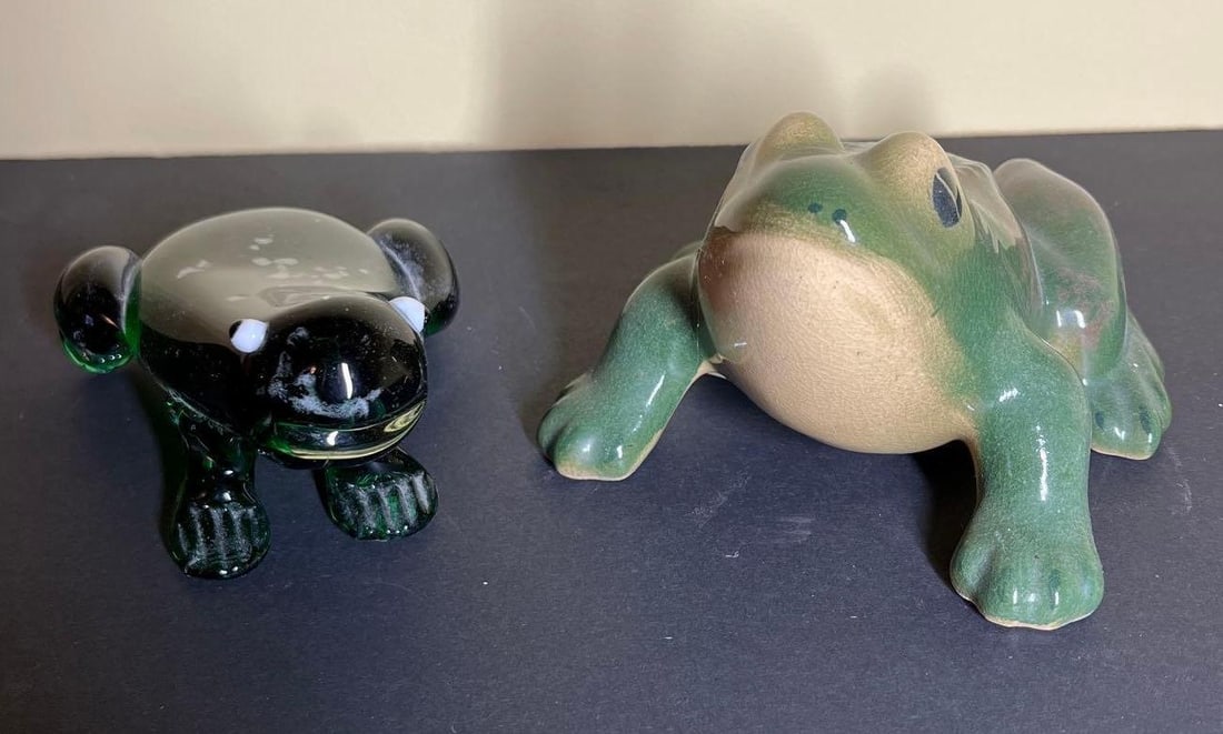 ART GLASS AND EARLY CERAMIC FROGS (1 of 5)