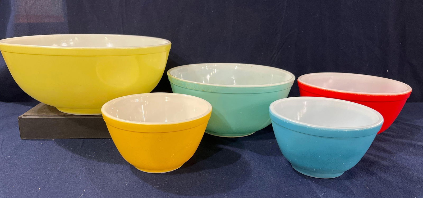 Primary Colors Pyrex Mixing Bowls (1 of 7)