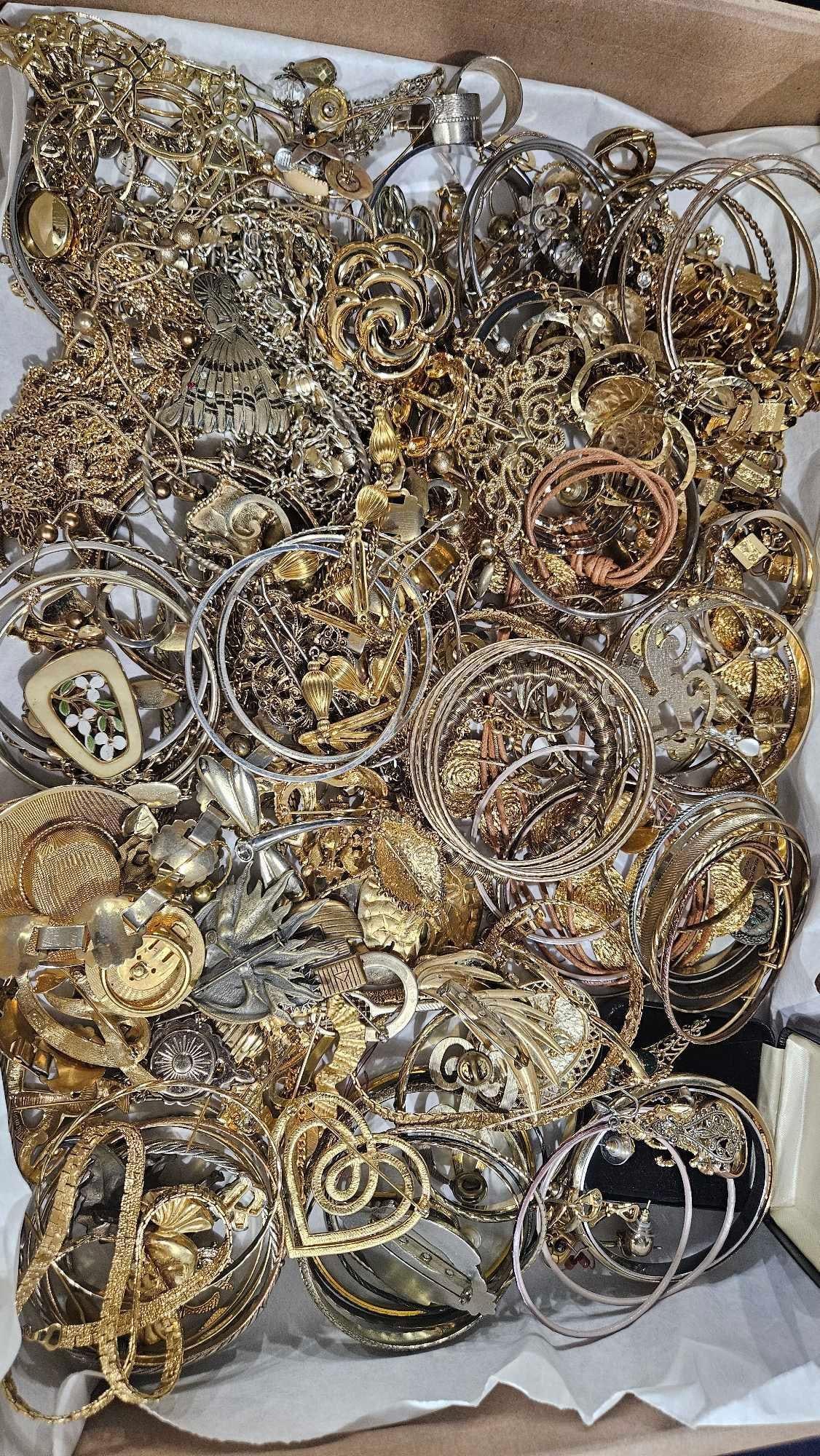 160 PC Gold Tone Jewelry (1 of 11)