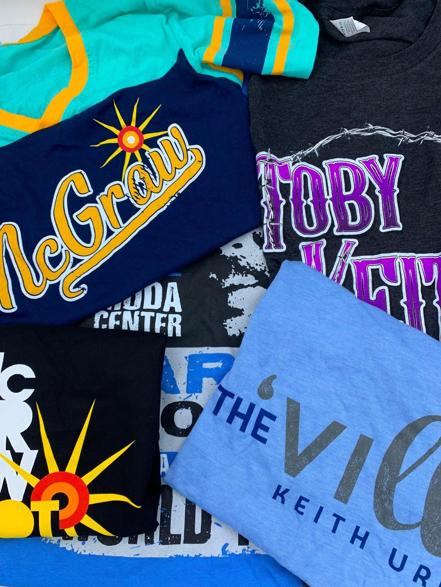 5 pc Country Music Concert Shirts & Tote Bag: Toby Keith, Keith Urban, Tim McGraw, Garth Brooks: Small to XL sizing, even tones and colorful graphics.