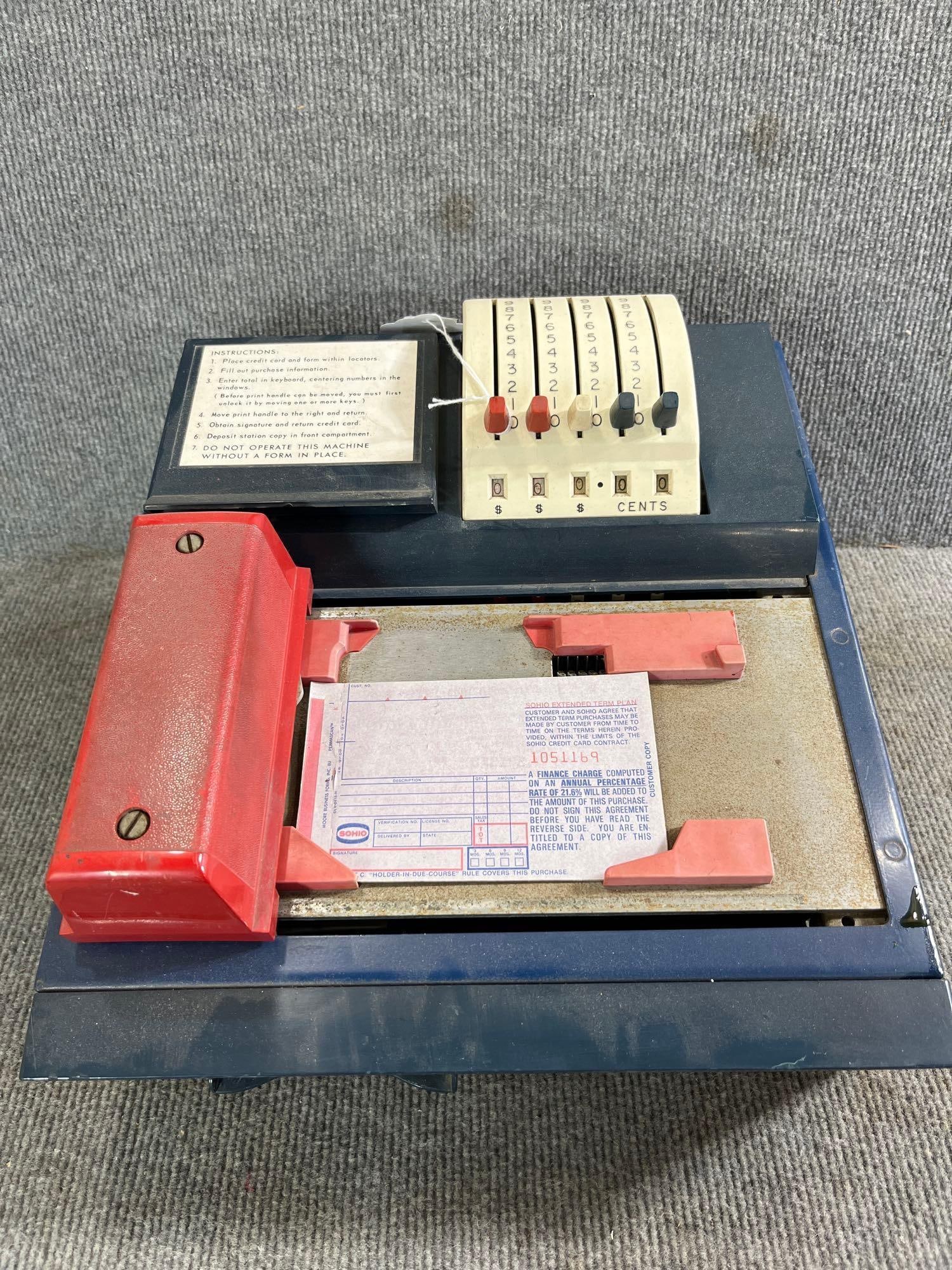 1960s-70s Sohio Gas Station Addressograph 14-55 Credit Card Recorder: Early credit card machine in good solid condition! 12in wide 13.5in deep 8in tall.