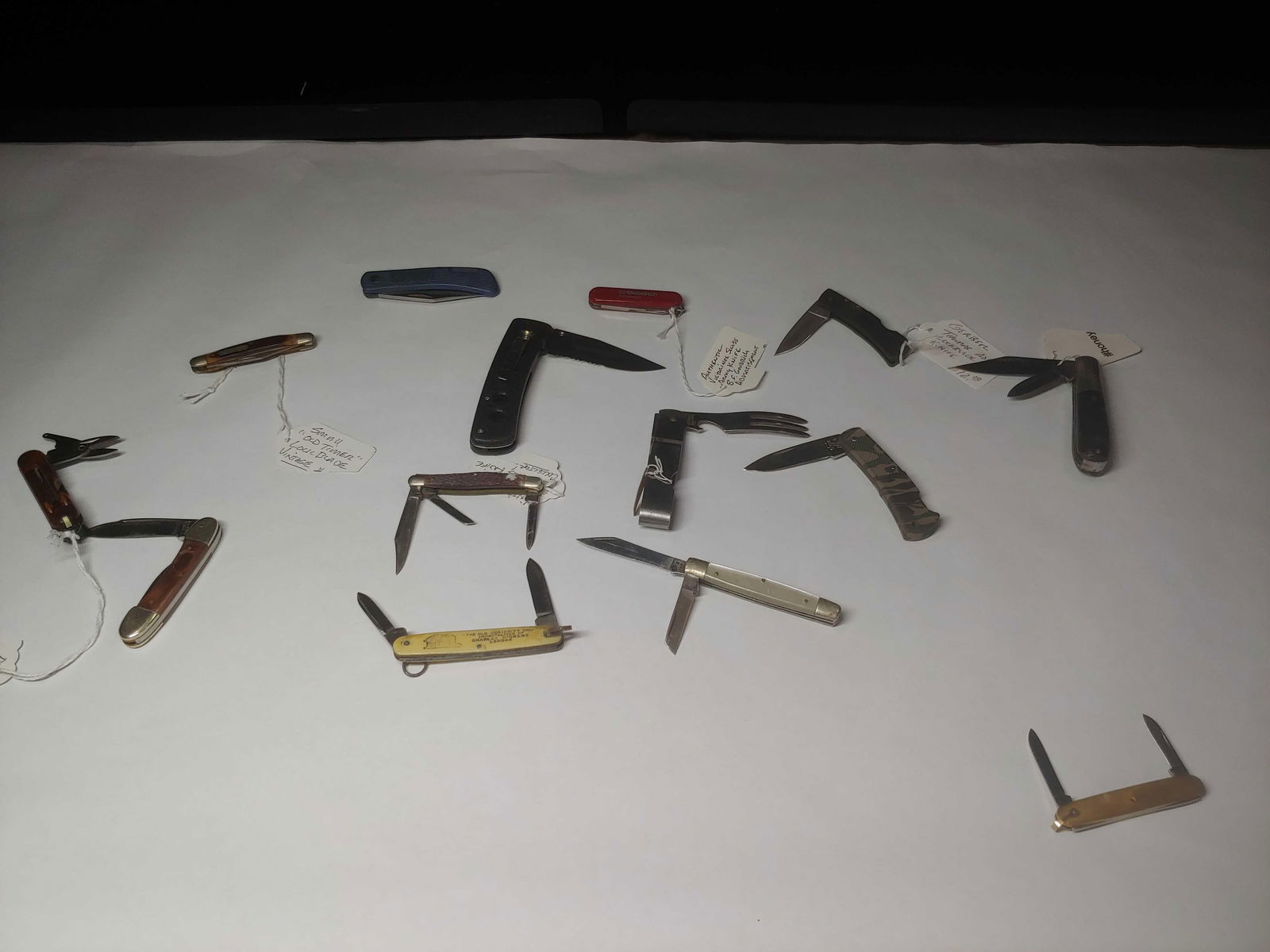 Swiss, Camillus, Barlow, and Advertising Pocket Knives (1 of 12)