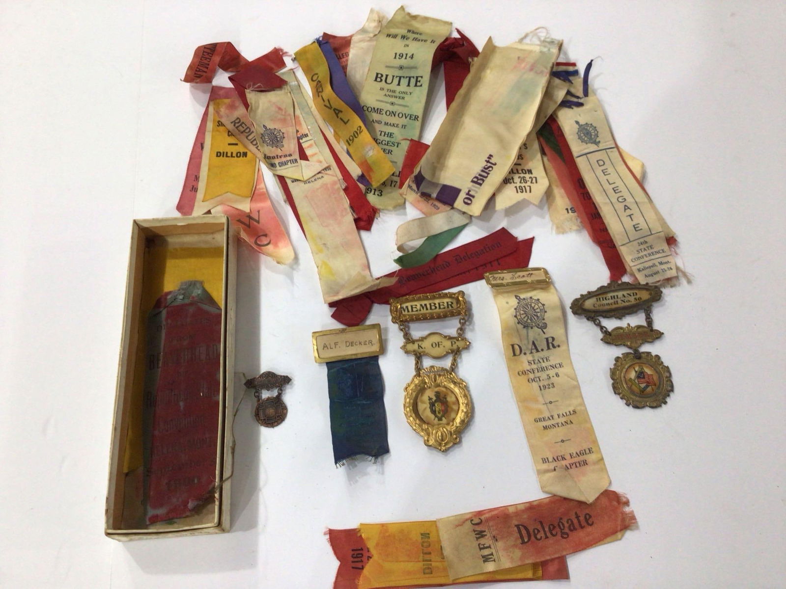 DAR Clubs, and Membership Ribbons and Badges: Early 1900s to 1920s.