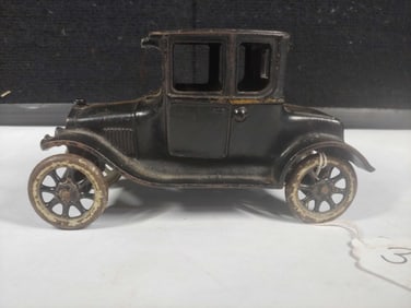 1920s Arcade Cast Iron Two Door Ford Model T