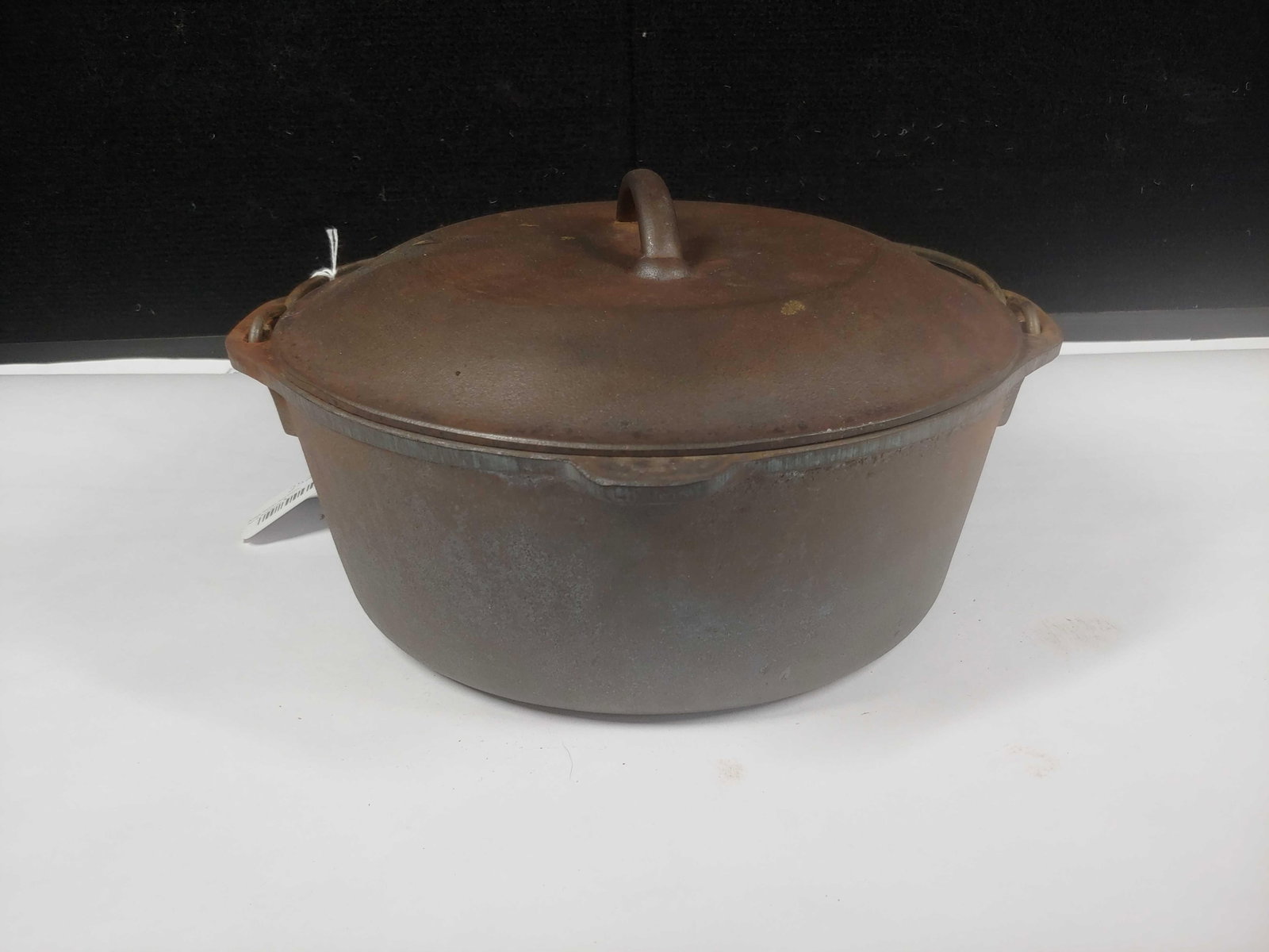 #8 Cast Iron Dutch Oven: Surface rusting to inside and outside.
