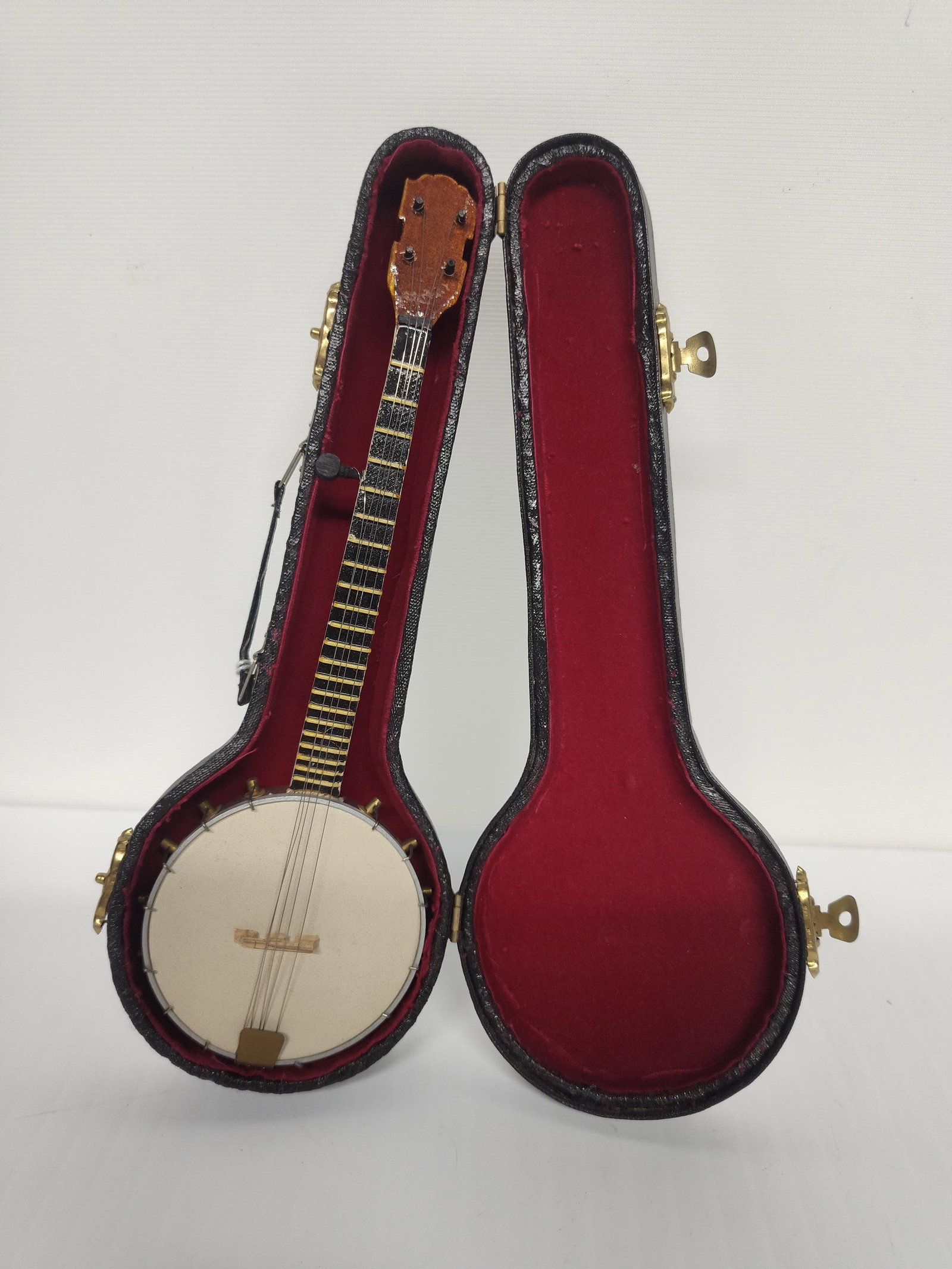Miniature Banjo: Includes case, 9 inches long