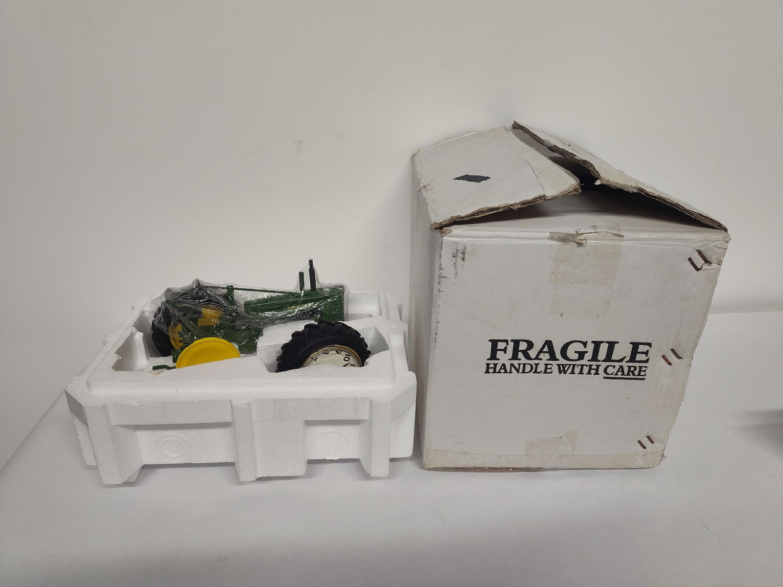 THE DANBURY MINT JOHN DEERE 1948 MODEL B TRACTOR CLOCK (1 of 3)