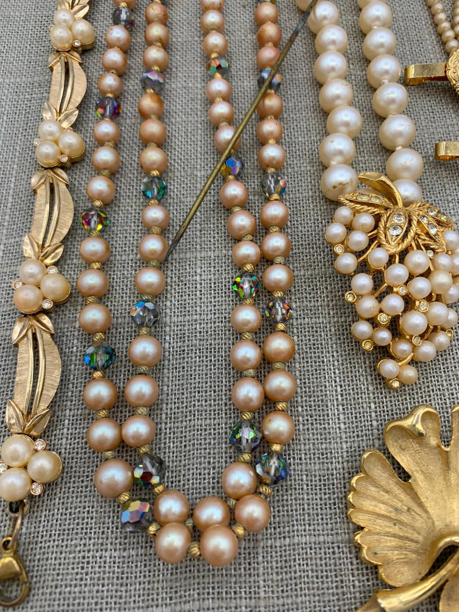 19 pc 1930s to 80s Faux Pearl Costume Jewelry Collection (1 of 15)