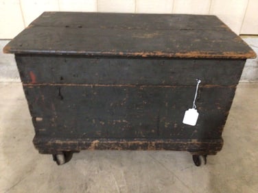 Great early dovetailed tool chest w/drws