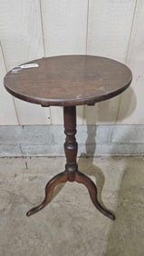 Small tilt top stand