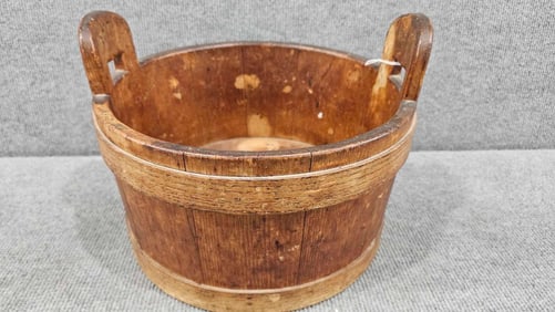 Early wood staved tub