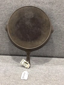 Favorite Piqua Ware #12A cast iron skillet