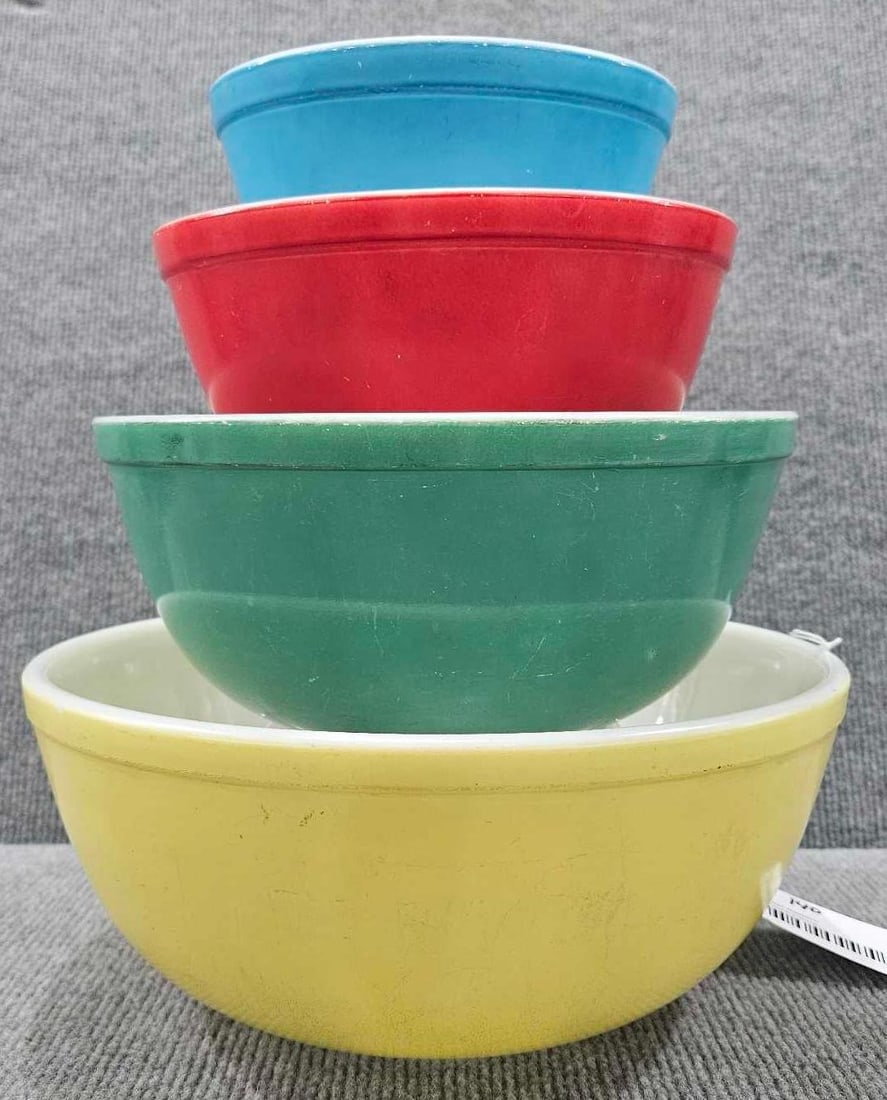 Pyrex Primary Colors 4pc mixing bowl set: Shows some user wear, overall in fair condition!