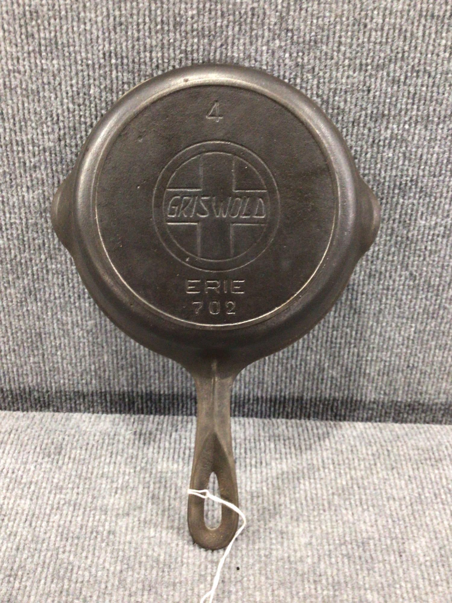 Griswold #4 "Erie" 702 cast iron skillet (1 of 3)