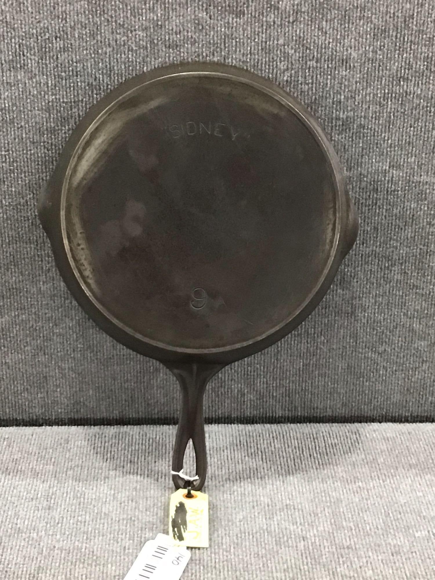 Wagner "Sydney" 9A cast iron skillet: Nice clean skillet!