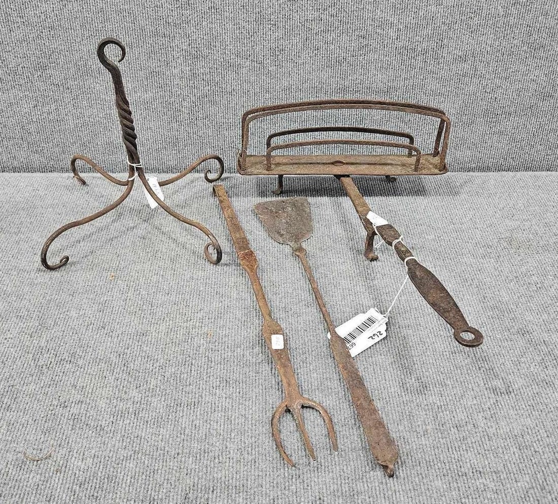 Hearthenware iron Toaster, Fork, Spattle & Meat Hanger (1 of 9)