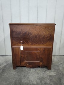 Early veneered lidded drysink