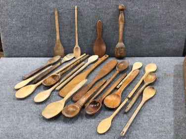Flat of 22 wooden ladles