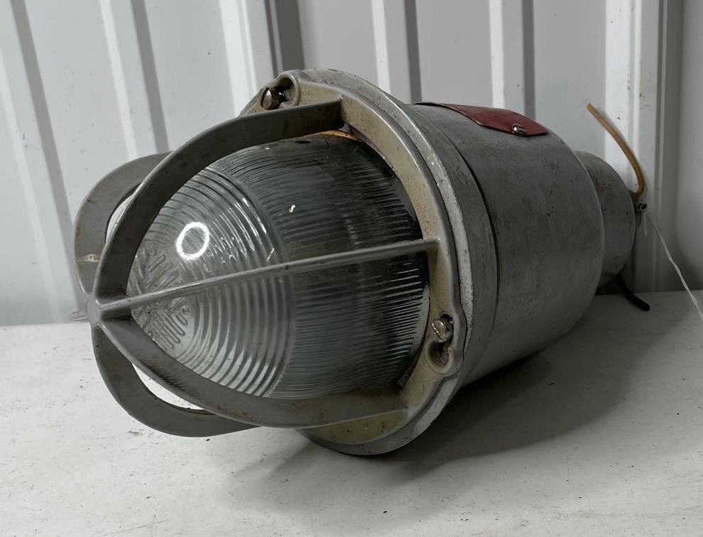 Cooper Crouse-Hinds Industrial Light (1 of 3)