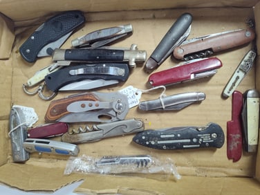 LARGE LOT OF ASSORTED POCKET KNIVES AND MULTI TOOLS