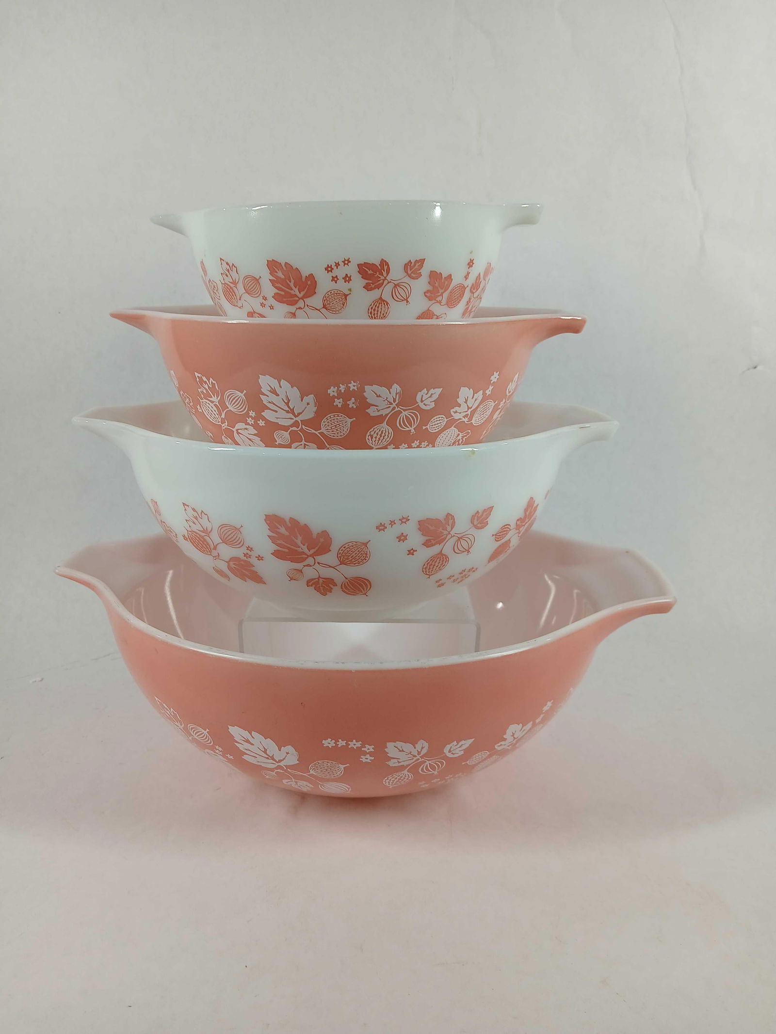Pink Gooseberry Cinderella Pyrex Mixing bowls: Set of 4, all are free of chips or cracks.