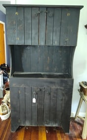 Hooded Primitive Pine Hutch