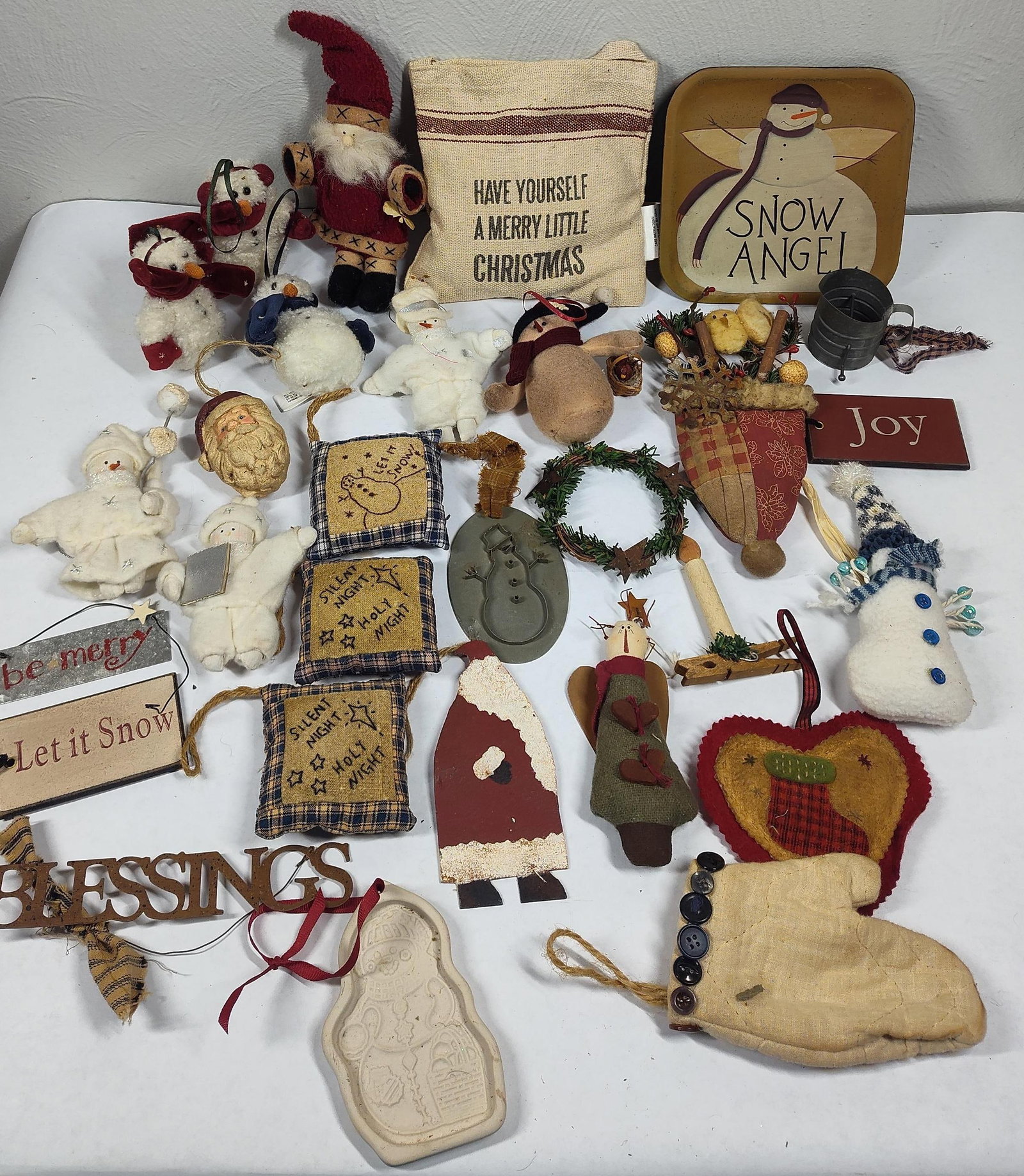 Great Christmas Primitives: Fabric, tin, and other styles. Including miniature signs and Several Santas.
