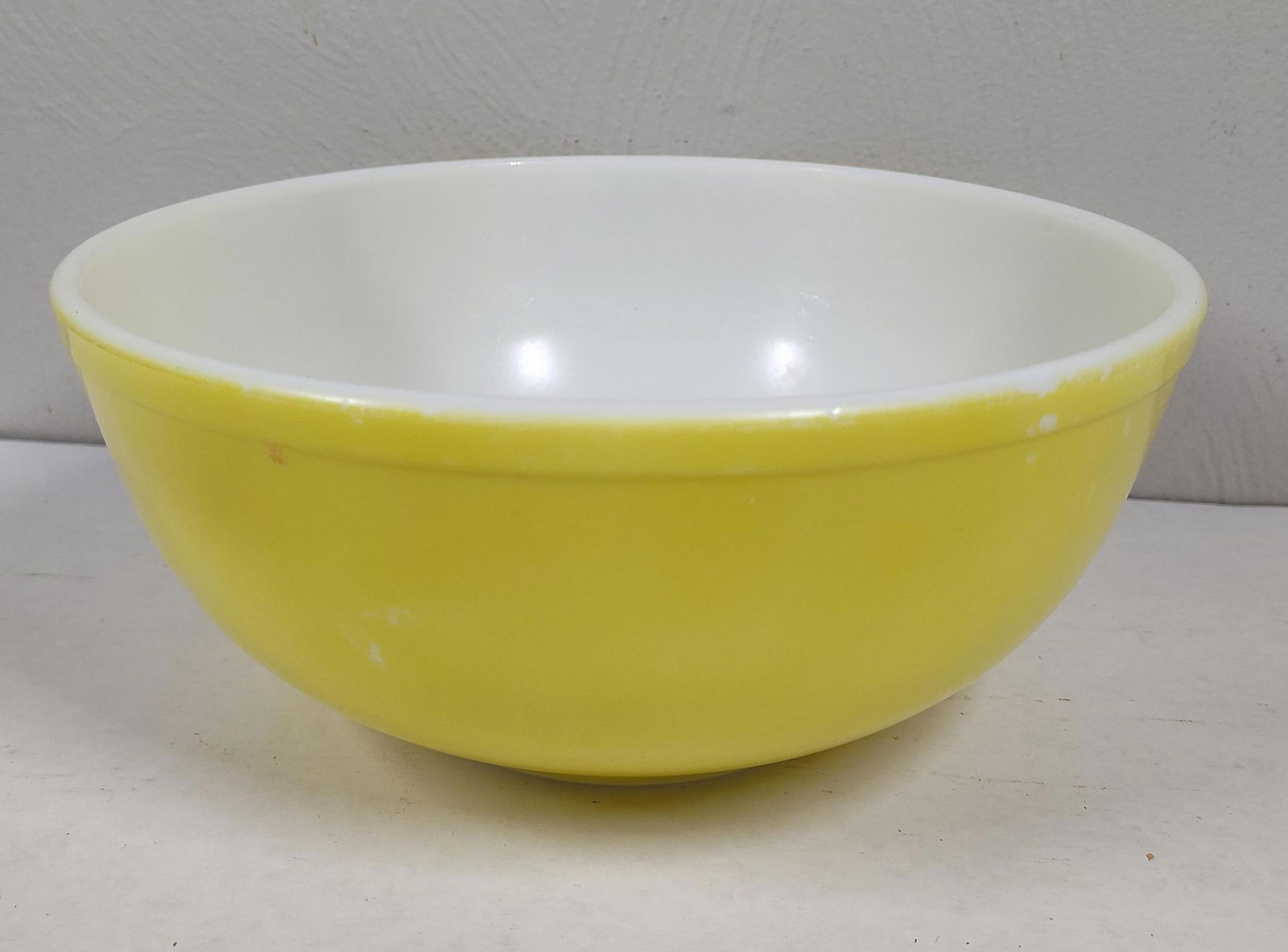 Pyrex Yellow Mixing Bowl: Great condition.10 inch diameter, no chips or cracks.