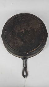10 In Cast Iron Skillet w Heat Ring