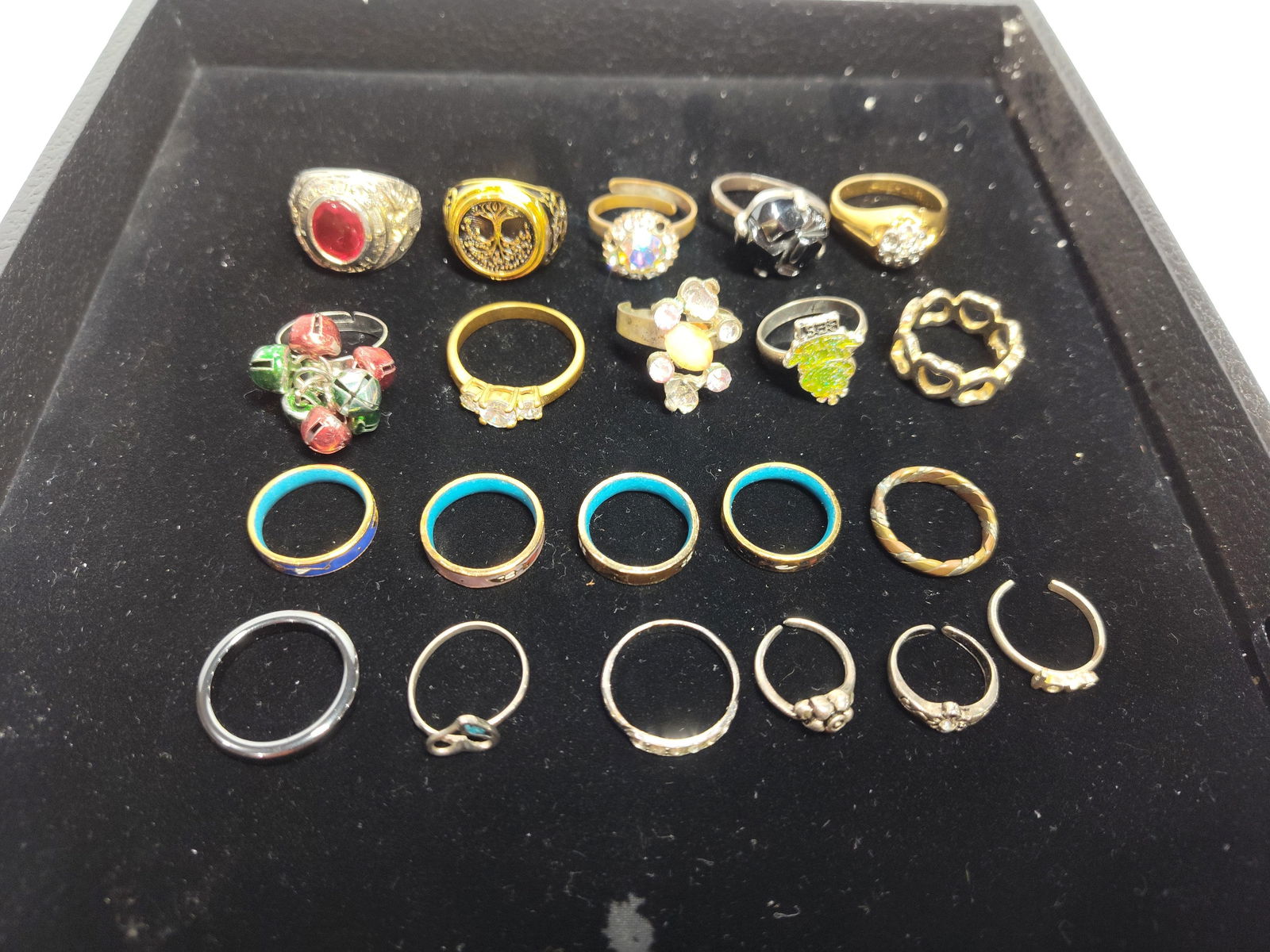 Lot of 20 fashion rings: please see photos for full lot description of this unsorted lot