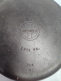 Griswold small block logo cast iron lidded No. 8 skillet