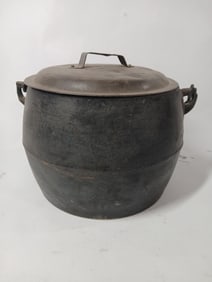 Cast iron Gypsy Bean pot with alum. lid and bale handle