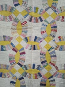 Hand stitched Double Wedding Ring patchwork/flour sack scalloped edge quilt