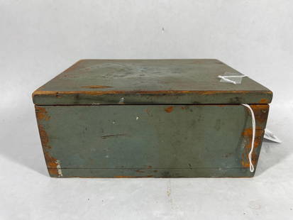 Small green painted primitive lidded wood box: great green paint 8 x 3.5 x 6.5