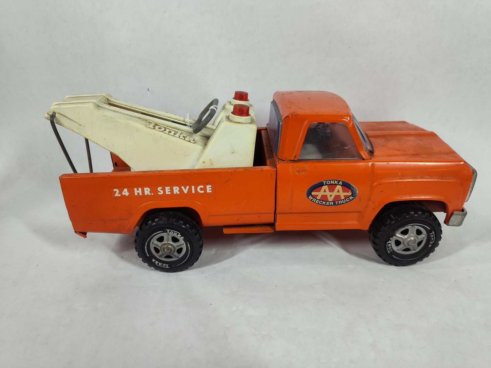 Tonka Wrecker Truck: Metal body is rust free. Tow bed raises and lowers with ease. 14 inches long