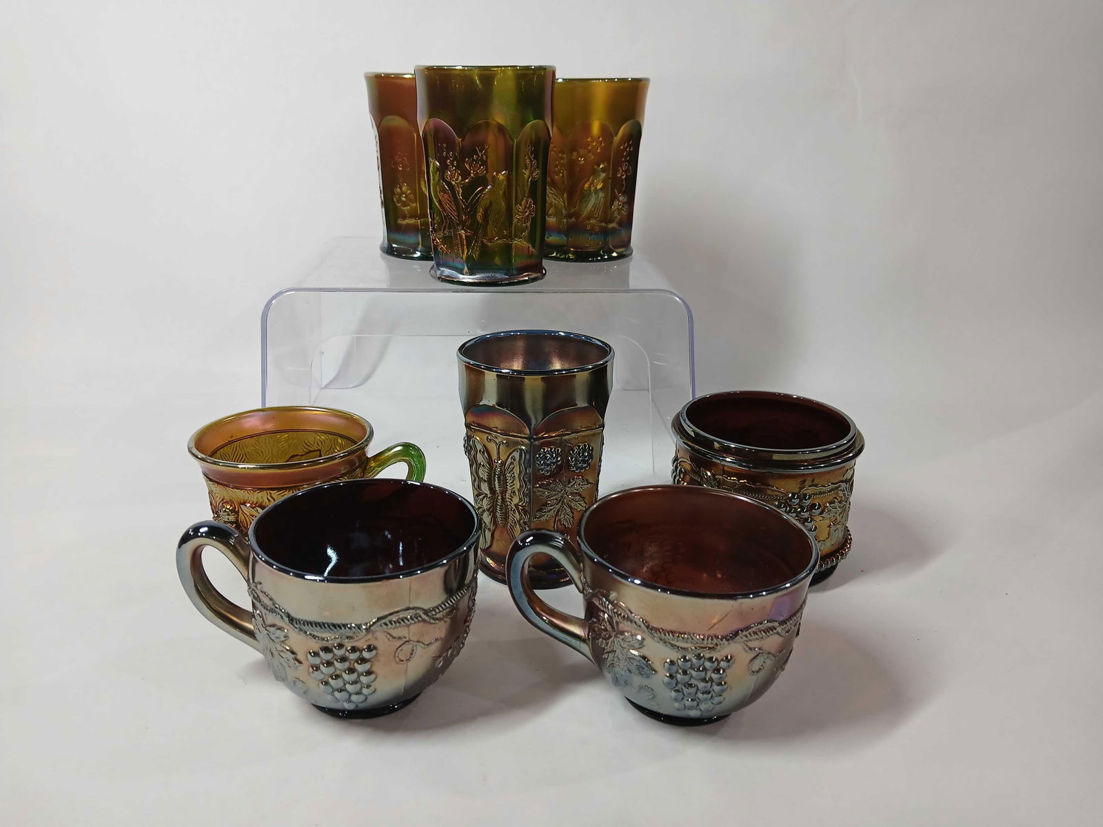 Carnival glass assorted lot of water glasses, coffee and tea cups: this lot of various drinking glasses are free from chips, cracks and breaks?lot includes 8 pcs.?