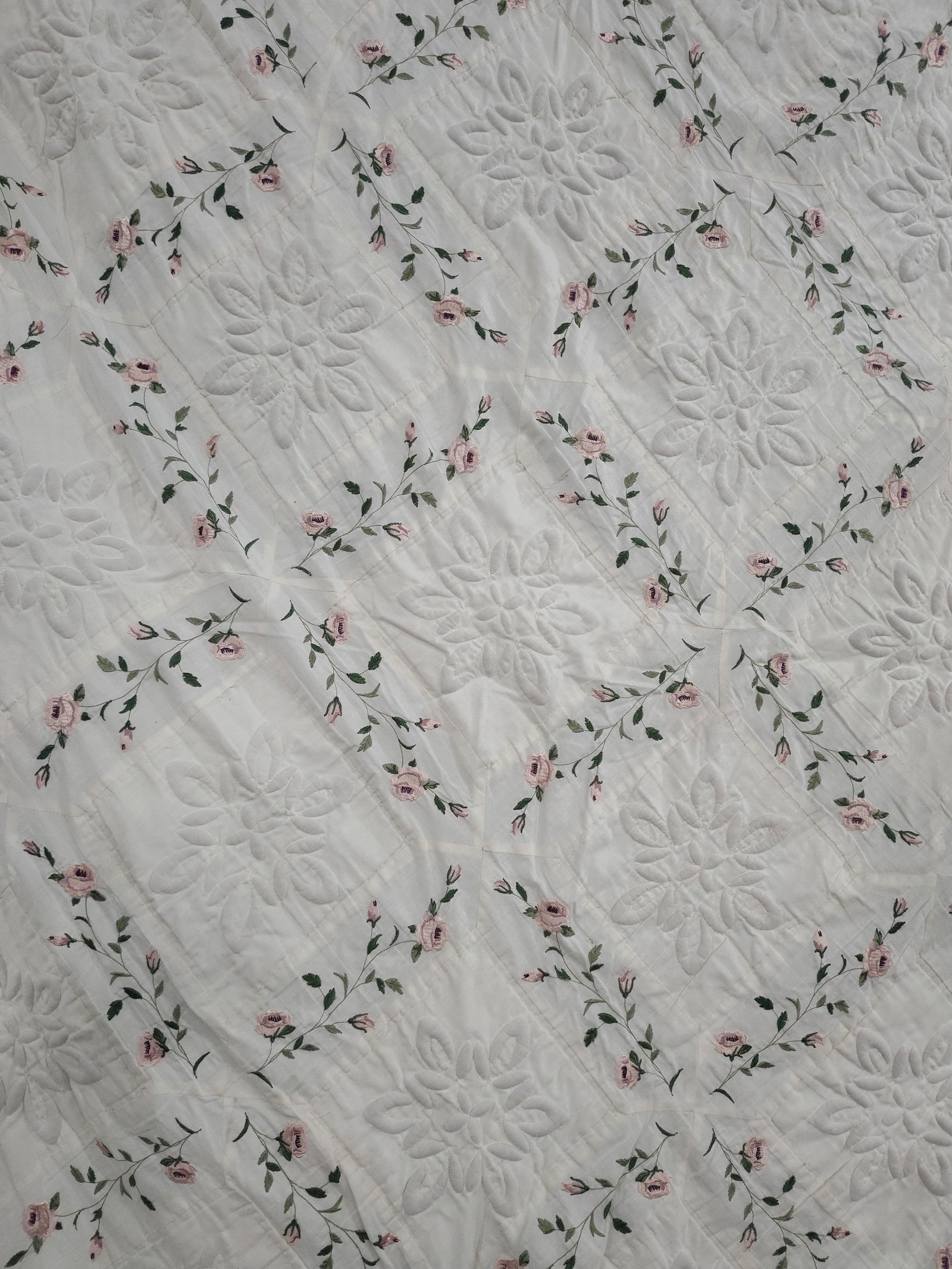 Hand stitched scalloped edge rose embroidered beautiful floral quilt (1 of 7)