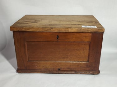Wood footed lidded table top chest