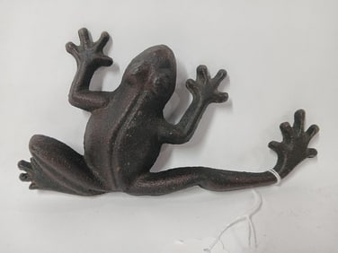 Cast iron wall hanging climbing frog decor