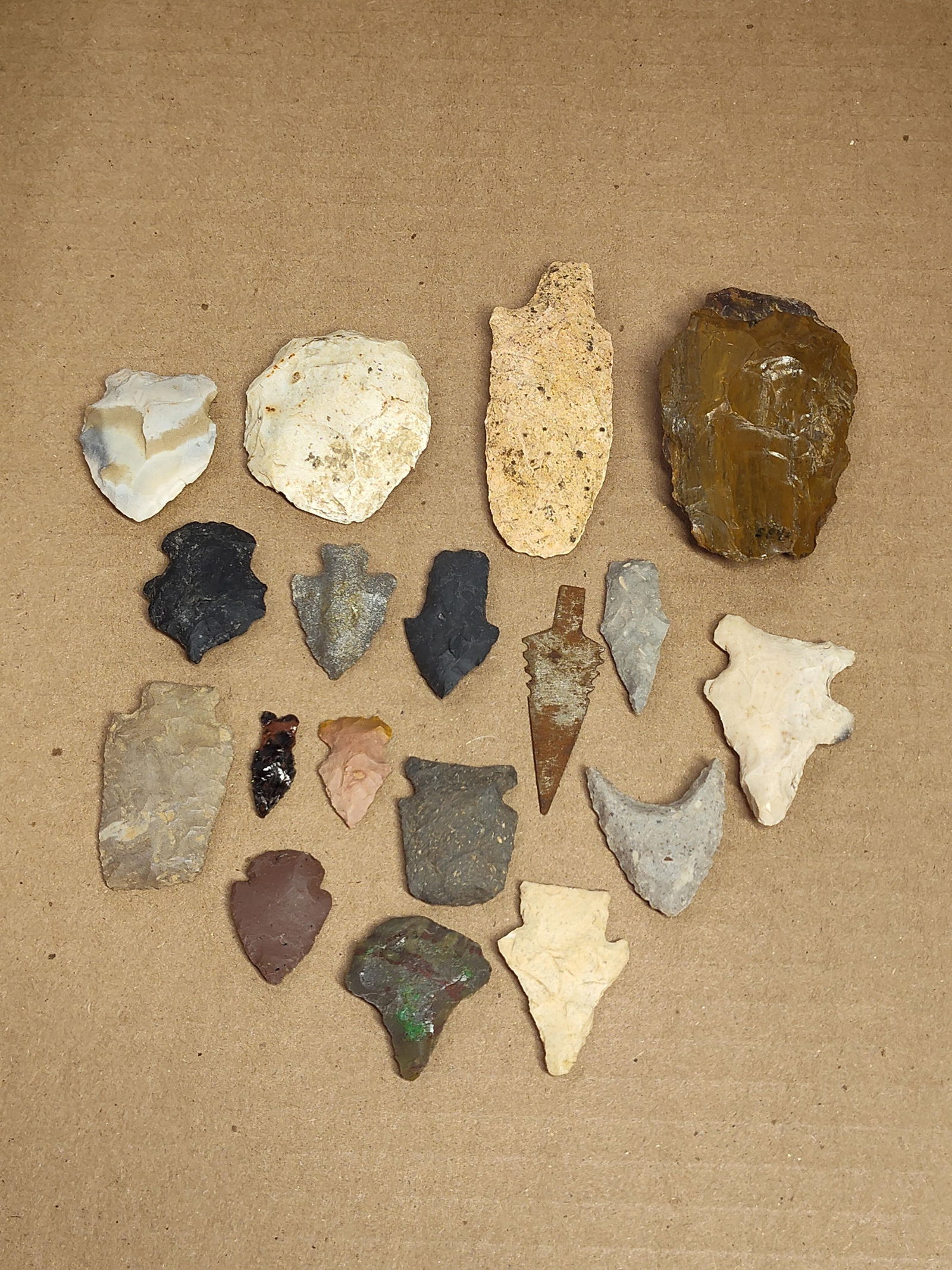 Lot of 15+ Native American Artifact arrowheads and points (1 of 4)