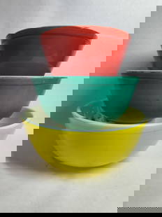 Pyrex set of 3 primary colors mixing bowls: Small areas of fading with no chips, cracks or breaks