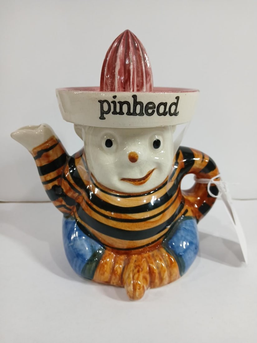 RARE PORCELAIN PINHEAD JUICER POT W/SPOUT: 8 x 7 with no chips cracks or breaks