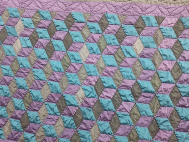 HAND STITCHED AMISH MADE PATTERNED QUILT