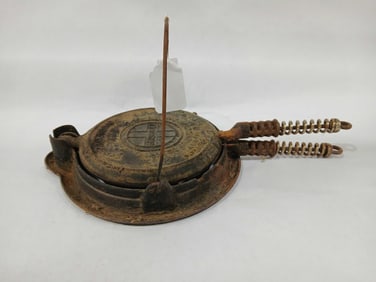 CAST IRON GRISWOLD NO.9 WAFFLE IRON ON LOW BASE
