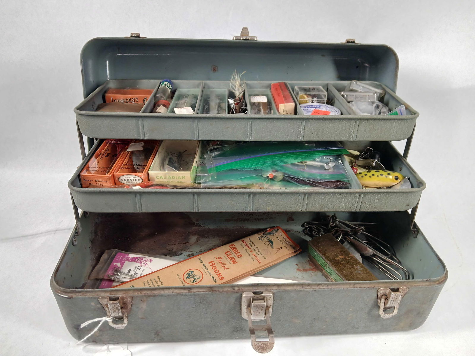 Loaded Tackle Box & FIshing Lures (1 of 7)